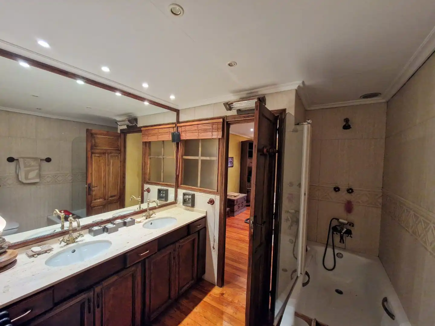 Flat for rent in Calle Ramiro Valbuena, 6, Centro Ciudad Bathroom of Flat for rent in León Capital with Air Conditioner, Heating and Parquet flooring