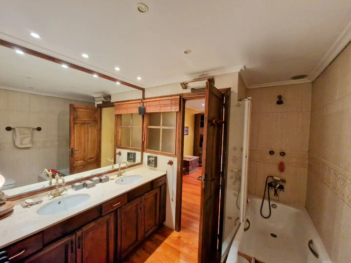 Flat for rent in Calle Ramiro Valbuena, 6, Centro Ciudad Bathroom of Flat for rent in León Capital with Air Conditioner, Heating and Parquet flooring