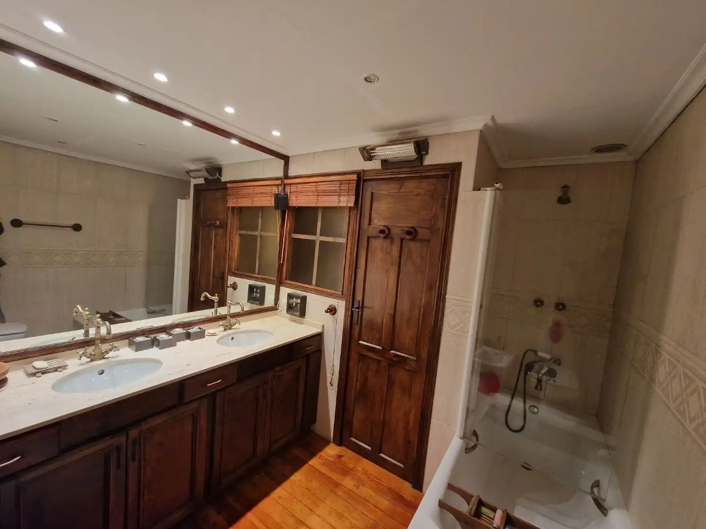 Flat for rent in Calle Ramiro Valbuena, 6, Centro Ciudad Bathroom of Flat for rent in León Capital with Air Conditioner, Heating and Parquet flooring