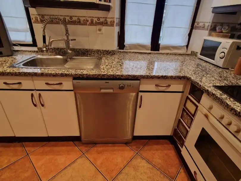 Flat for rent in Calle Ramiro Valbuena, 6, Centro Ciudad Kitchen of Flat for rent in León Capital with Air Conditioner, Heating and Parquet flooring