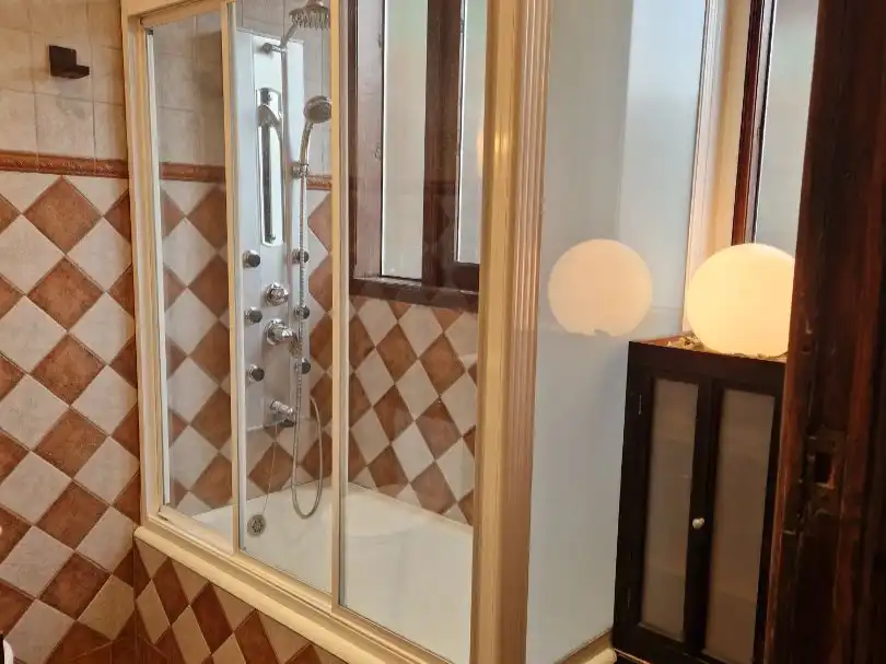 Flat for rent in Calle Ramiro Valbuena, 6, Centro Ciudad Bathroom of Flat for rent in León Capital with Air Conditioner, Heating and Parquet flooring