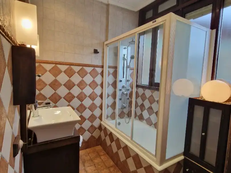 Flat for rent in Calle Ramiro Valbuena, 6, Centro Ciudad Bathroom of Flat for rent in León Capital with Air Conditioner, Heating and Parquet flooring