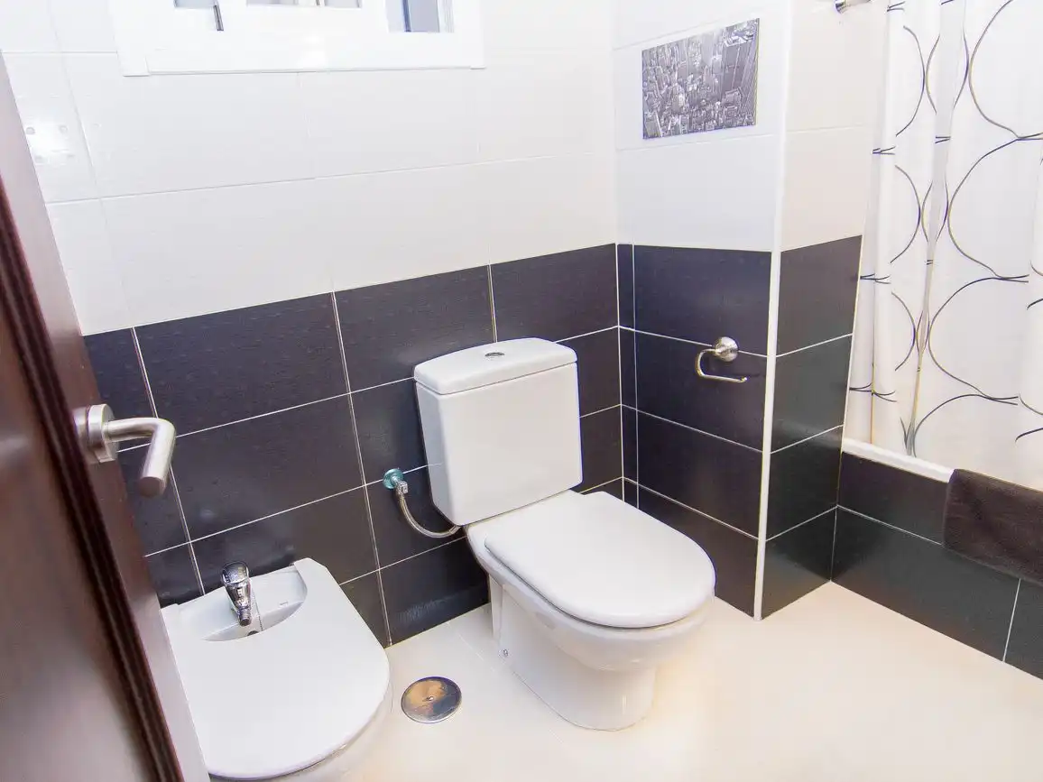 Flat for rent in Avenida del Parque, 13, El Valle Bathroom of Flat for rent in Lucena with Air Conditioner, Heating and Private garden