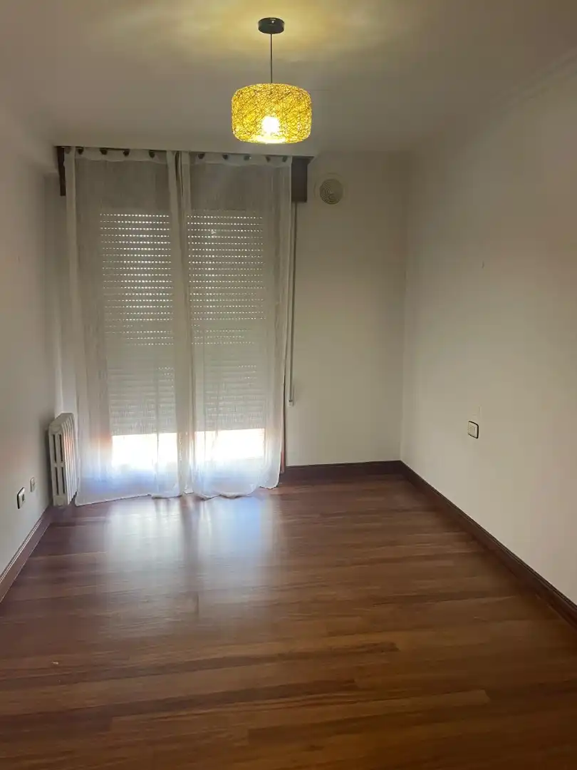 Habitación de Apartamento de alquiler en Vigo  con Calefacción, Parquet y Amueblado
