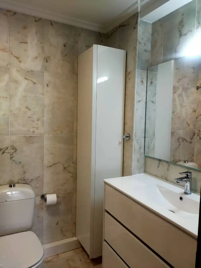 Baño de Apartamento de alquiler en Vigo  con Calefacción, Parquet y Amueblado