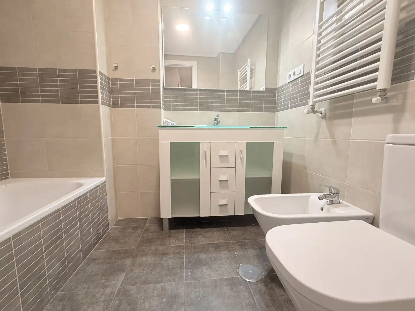 Flat for rent in Calle Arzobispo Cos, 18, Quintana Bathroom of Flat for rent in Madrid with Heating, Private garden and Terrace