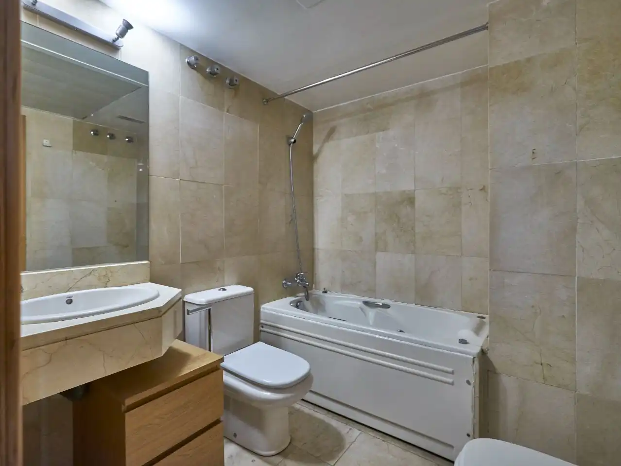 Estudio en venta en Calle de Rafael Bergamín, 16, San Juan Bautista Baño de Estudio en venta en Madrid con Aire acondicionado, Jardín privado y Parquet