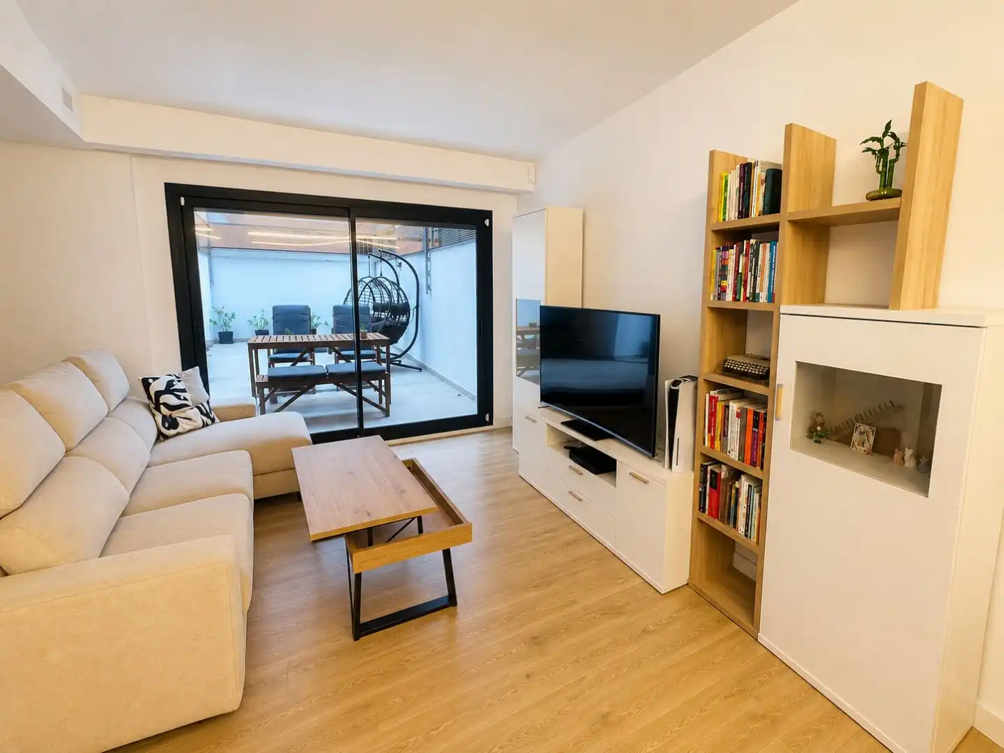 Flat for sale in Carrer de Frederic Prats, 45, Centre Living room of Flat for sale in L'Hospitalet de Llobregat with Air Conditioner, Heating and Parquet flooring