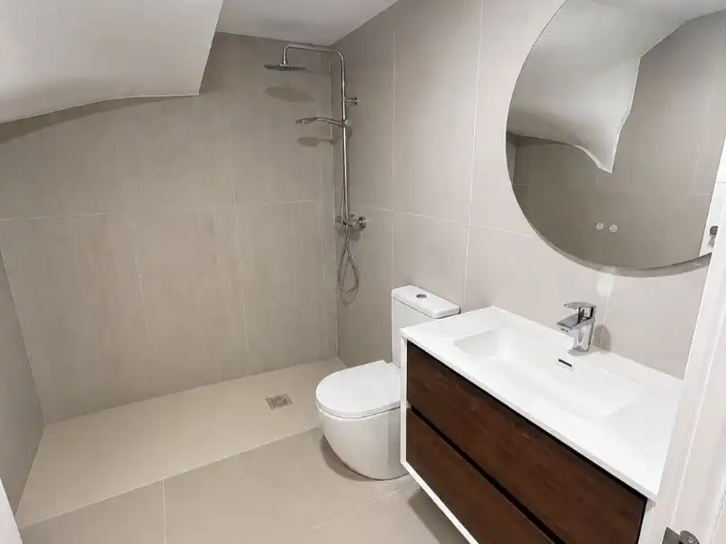 Flat for sale in Carrer de Frederic Prats, 45, Centre Bathroom of Flat for sale in L'Hospitalet de Llobregat with Air Conditioner, Heating and Parquet flooring