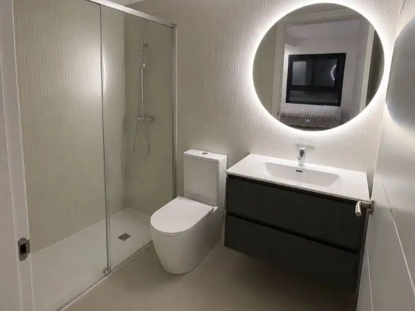 Flat for sale in Carrer de Frederic Prats, 45, Centre Bathroom of Flat for sale in L'Hospitalet de Llobregat with Air Conditioner, Heating and Parquet flooring