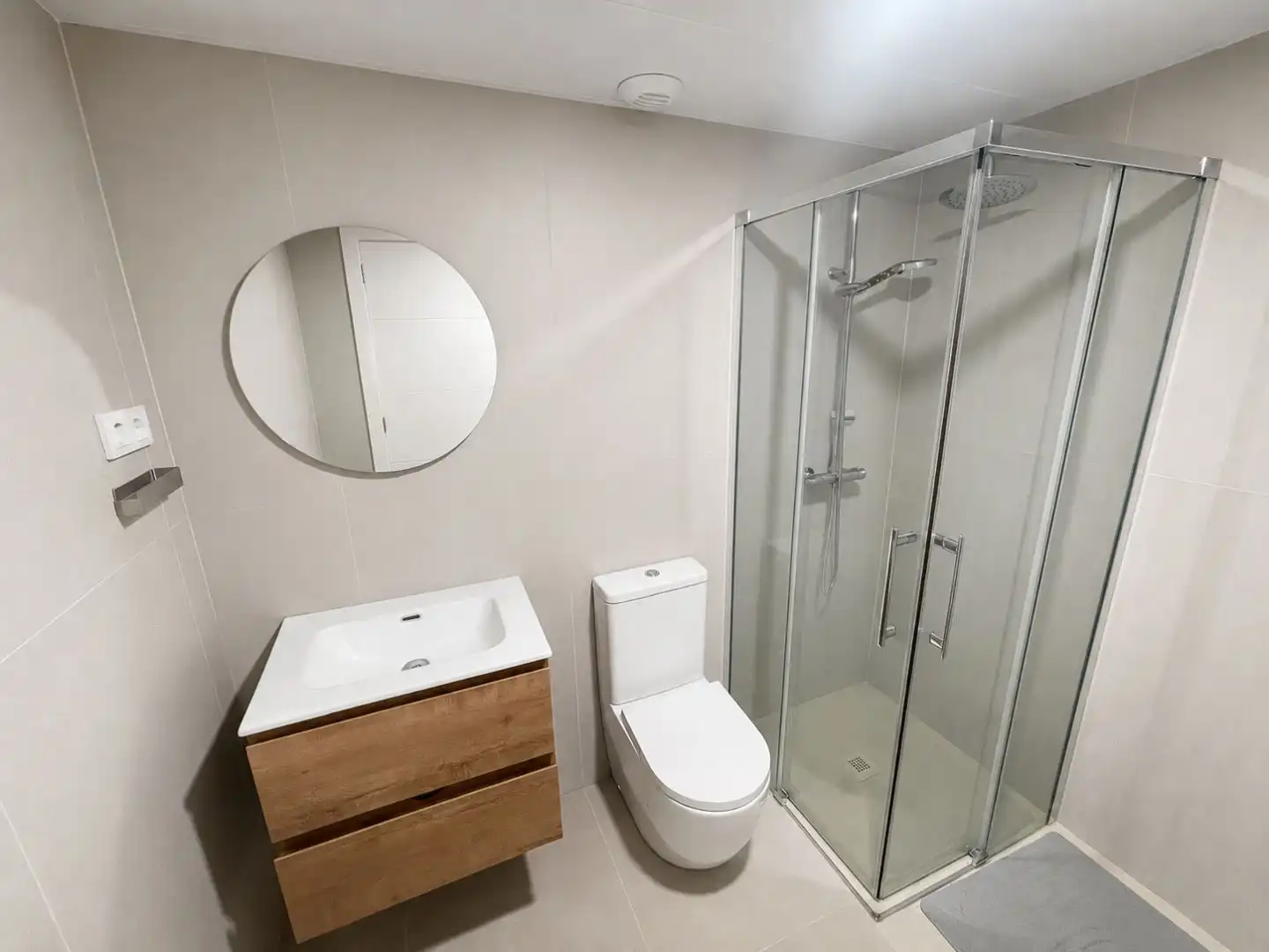 Flat for sale in Carrer de Frederic Prats, 45, Centre Bathroom of Flat for sale in L'Hospitalet de Llobregat with Air Conditioner, Heating and Parquet flooring