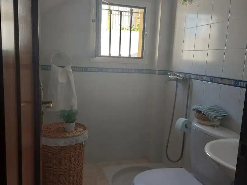 Baño de Casa o chalet de alquiler en Gines con Aire acondicionado, Terraza y Balcón