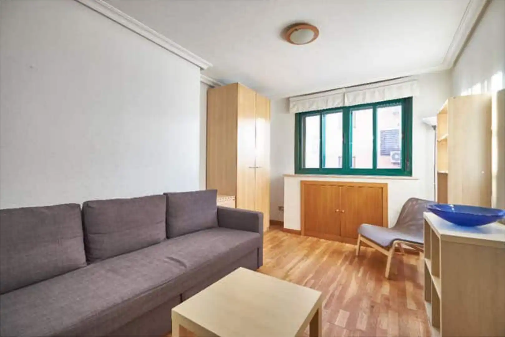 Estudi en venda a San Juan Bautista Sala d'estar de Estudi en venda en Madrid amb Jardí privat, Traster i Piscina
