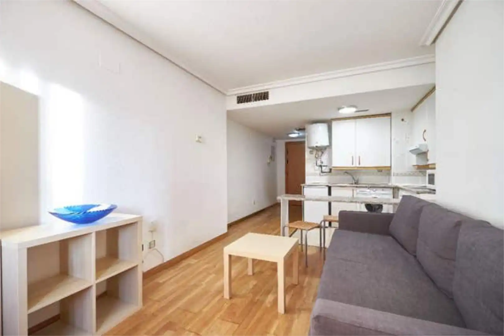 Estudi en venda a San Juan Bautista Sala d'estar de Estudi en venda en Madrid amb Jardí privat, Traster i Piscina