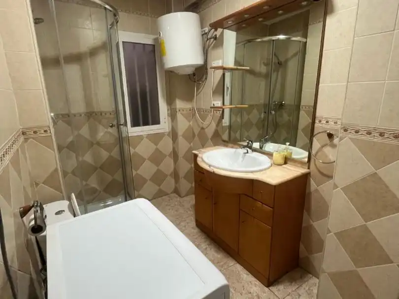 Wohnung zur Miete in Calle California, 14, Ciudad Jardín - Tagarete - El Zapillo Badezimmer von Wohnung zur Miete in Almería mit Klimaanlage und Möbliert