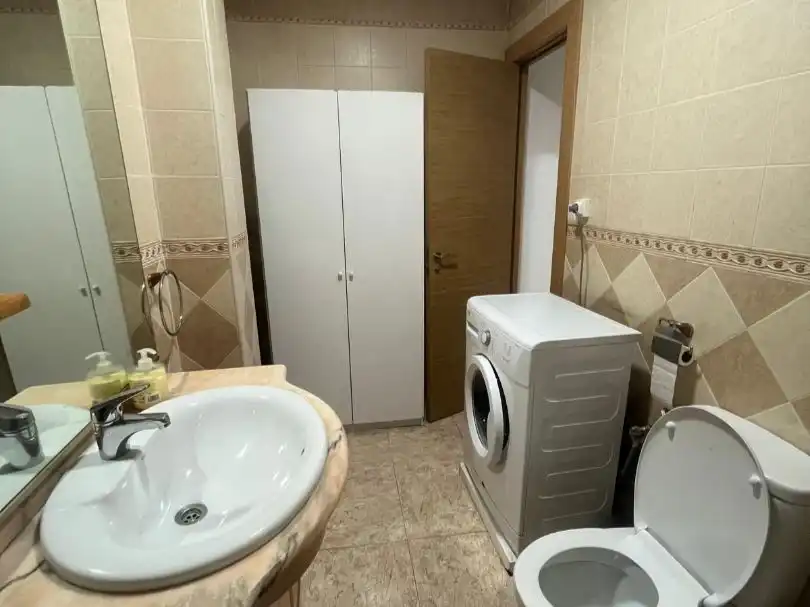 Wohnung zur Miete in Calle California, 14, Ciudad Jardín - Tagarete - El Zapillo Badezimmer von Wohnung zur Miete in Almería mit Klimaanlage und Möbliert