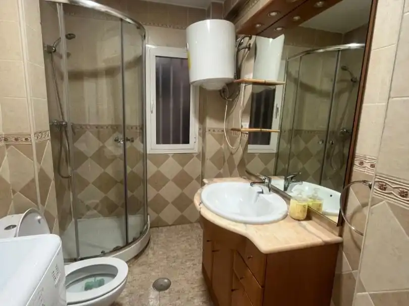 Wohnung zur Miete in Calle California, 14, Ciudad Jardín - Tagarete - El Zapillo Badezimmer von Wohnung zur Miete in Almería mit Klimaanlage und Möbliert