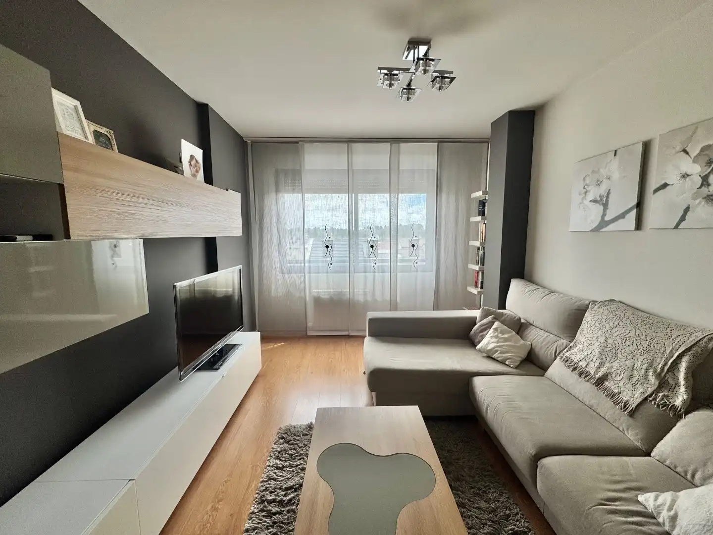 Piso en venta en Calle Comunidad de Cantabria, 36, Laguna de Duero Sala de estar de Piso en venta en Laguna de Duero con Aire acondicionado, Calefacción y Parquet