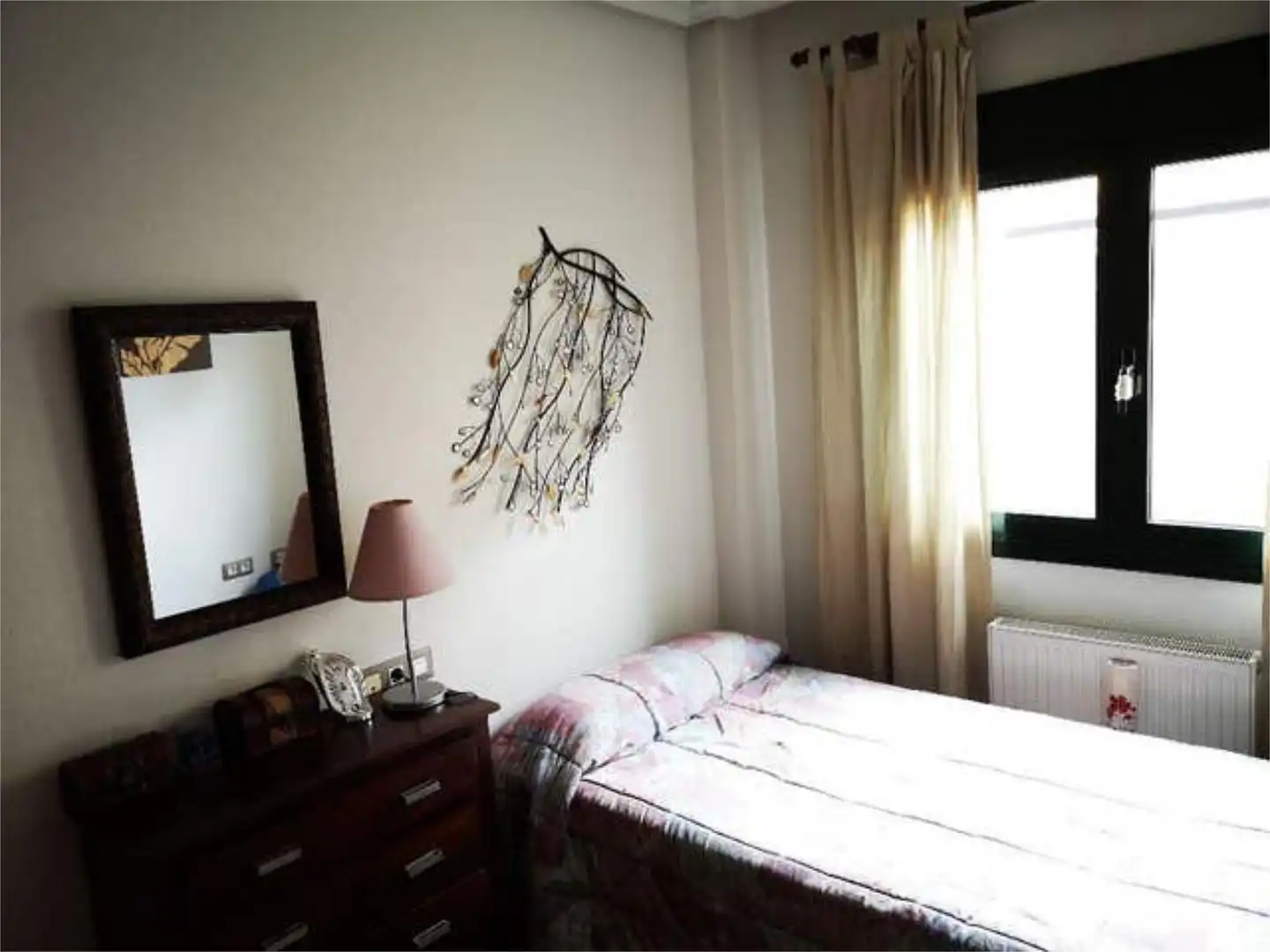 Habitación de Casa adosada en venta en Cáceres con Calefacción, Jardín privado y Terraza