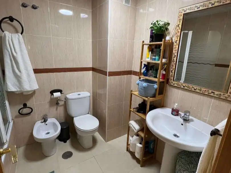 Piso de alquiler en Avenida Mar Azul, 131, Almerimar Baño de Piso de alquiler en El Ejido con Aire acondicionado, Calefacción y Jardín privado