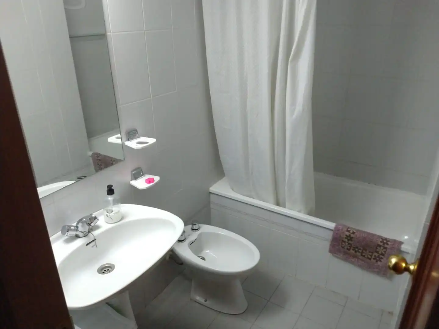 Flat for rent in Calle Ángel Quintanilla Ulla, 1, Valdepasillas - La Paz - Huerta Rosales Bathroom of Flat for rent in Badajoz with Terrace, Swimming Pool and Furnished