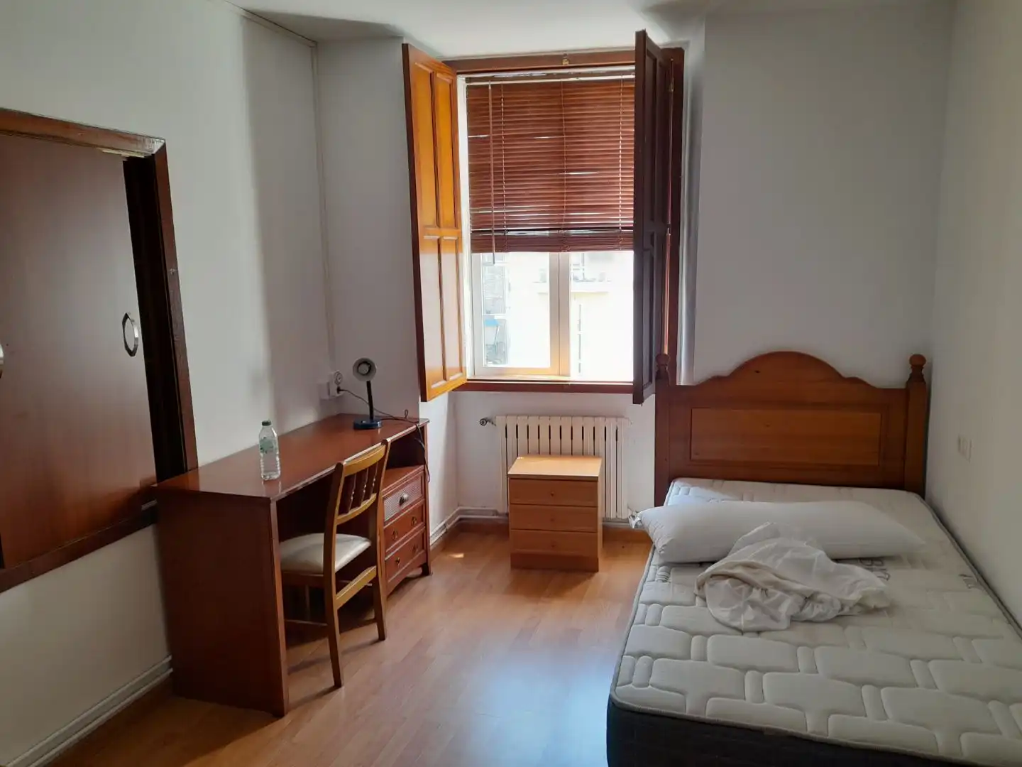 Wohnung zur Miete in Rúa Do Hospitaliño, 16, Santiago de Compostela Schlafzimmer von Wohnung zur Miete in Santiago de Compostela mit Balkon