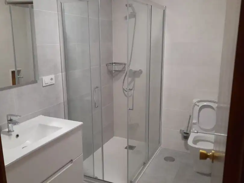 Wohnung zur Miete in Rúa Do Hospitaliño, 16, Santiago de Compostela Badezimmer von Wohnung zur Miete in Santiago de Compostela mit Balkon