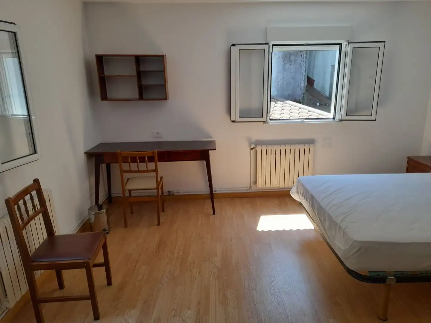 Wohnung zur Miete in Rúa Do Hospitaliño, 16, Santiago de Compostela Schlafzimmer von Wohnung zur Miete in Santiago de Compostela mit Balkon