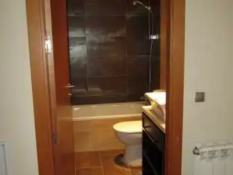 Flat for rent in Calle del Hospital, 37, Pueblo Bathroom of Flat for rent in Pozuelo de Alarcón with Storage room, Balcony and Video intercom