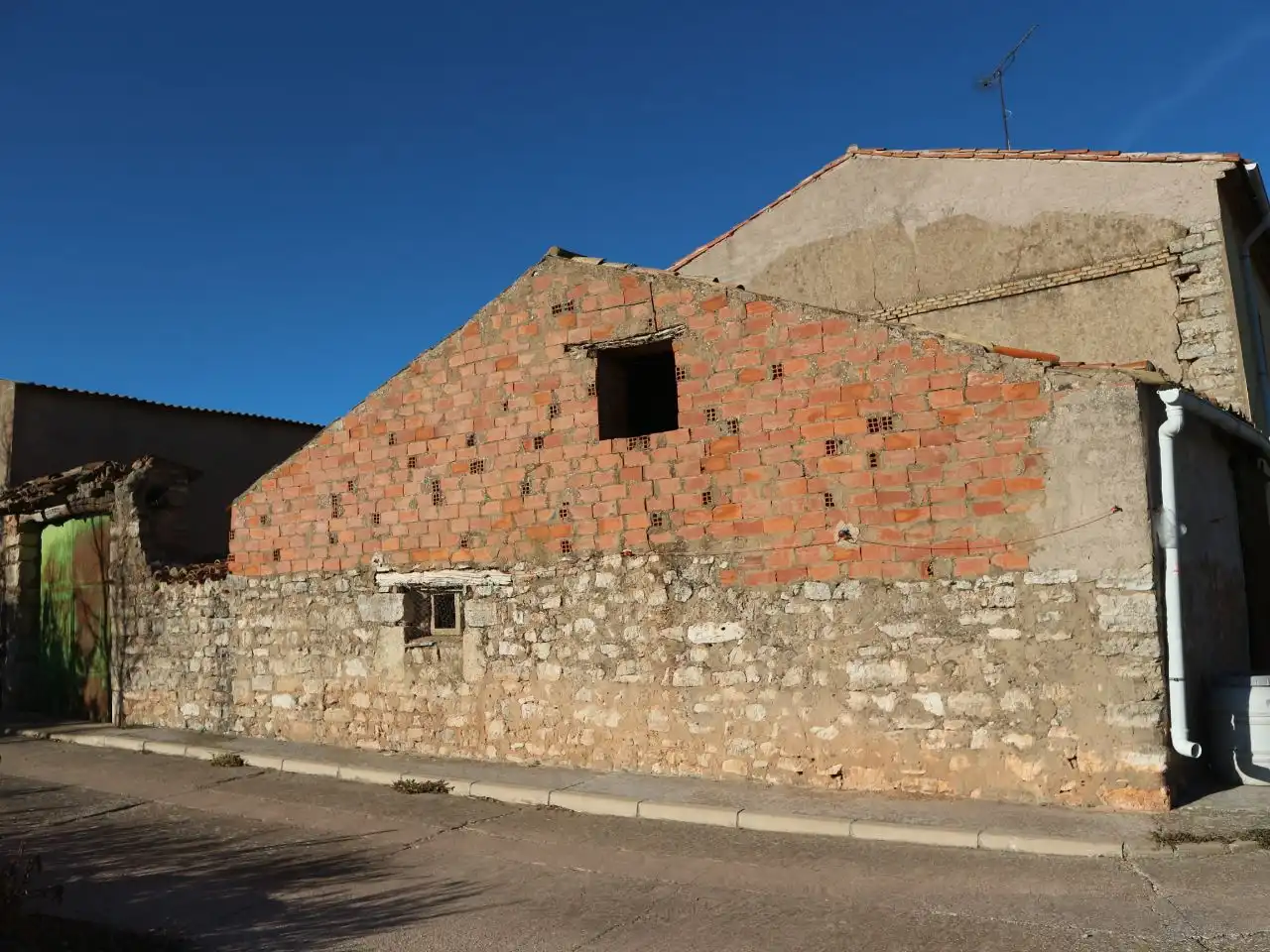 Exterior view of Houses for sale in Olmillos de Muñó  with Heating and Furnished