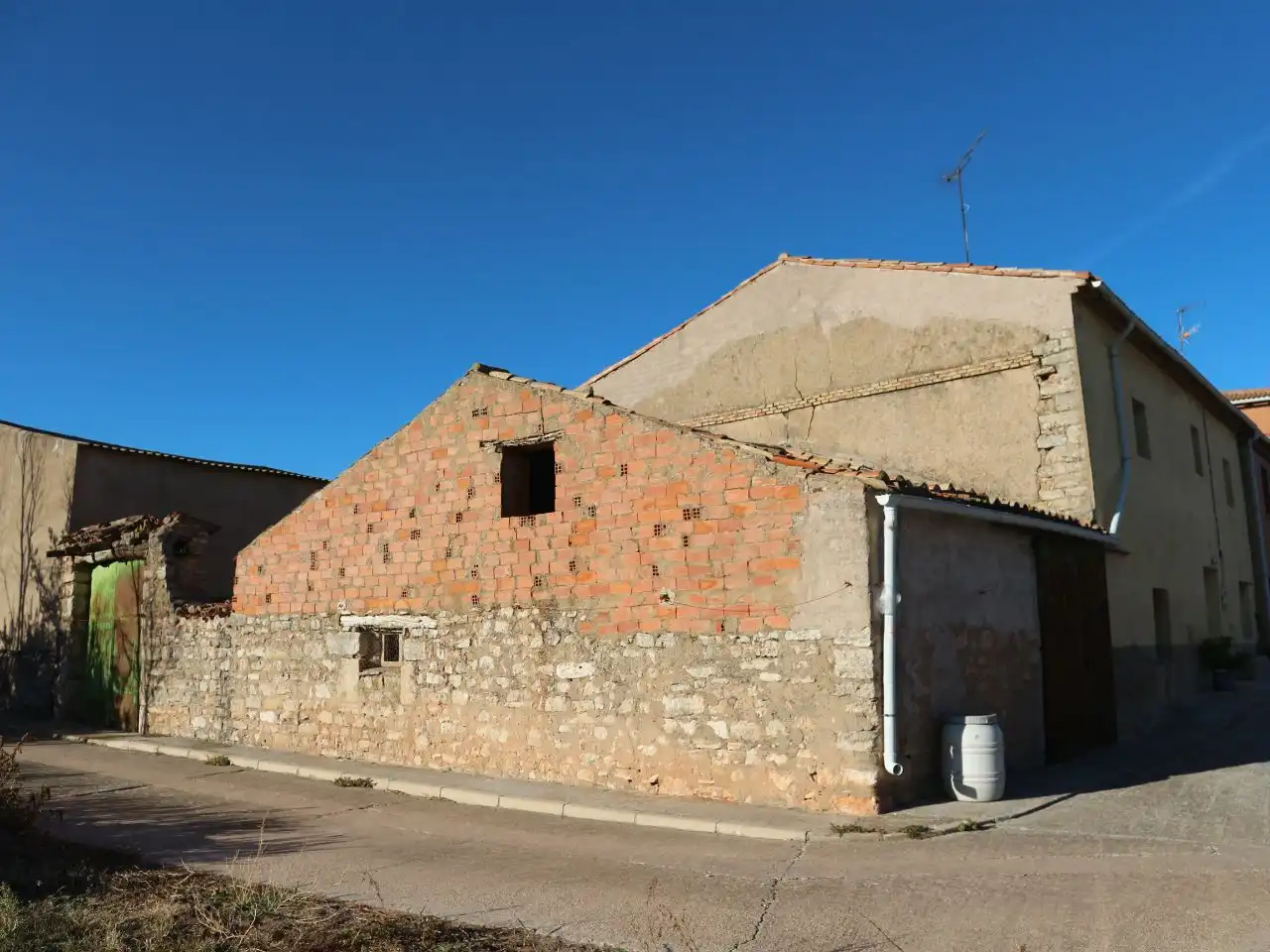 Exterior view of Houses for sale in Olmillos de Muñó  with Heating and Furnished