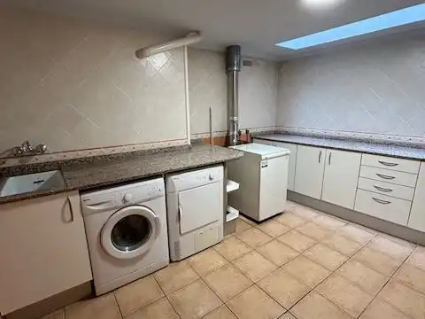Casa adosada de alquiler en Carrer ďAnglesola, 1, Vilagrassa Casa adosada de alquiler en Vilagrassa con Calefacción, Parquet y Balcón
