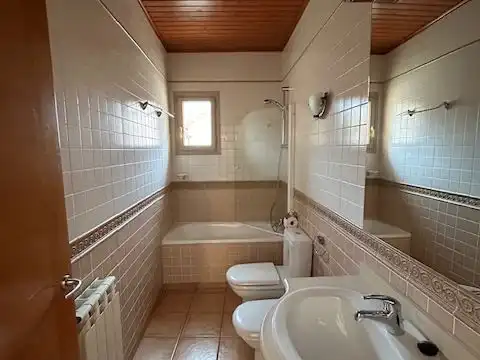 Casa adosada de alquiler en Carrer ďAnglesola, 1, Vilagrassa Baño de Casa adosada de alquiler en Vilagrassa con Calefacción, Parquet y Balcón
