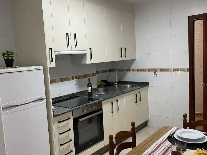 Cocina de Piso para compartir en Ponferrada con Calefacción, Amueblado y Parking comunitario