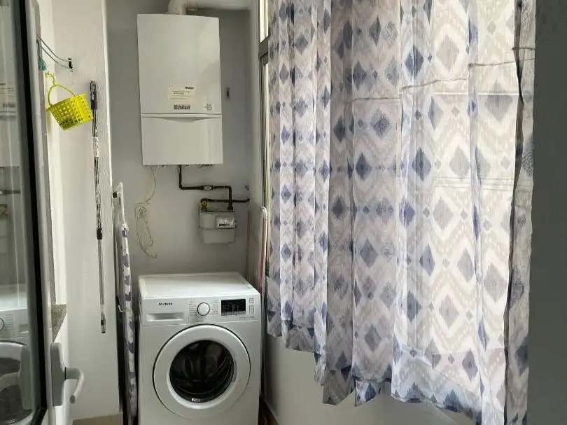 Baño de Piso para compartir en Ponferrada con Calefacción, Amueblado y Parking comunitario
