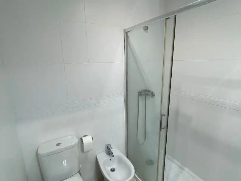 Baño de Piso para compartir en Ponferrada con Calefacción, Amueblado y Parking comunitario
