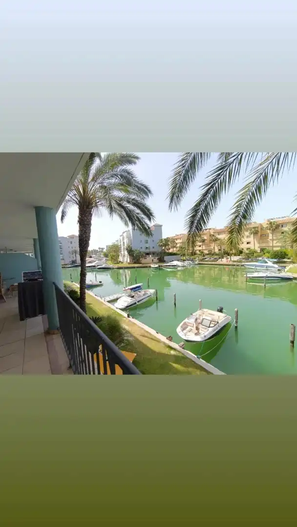 Wohnung zum Verkauf in Avenida de la Marina, Puerto de Sotogrande - La Marina Außenansicht von Wohnung zum Verkauf in Sotogrande mit Klimaanlage, Heizung und Privatgarten