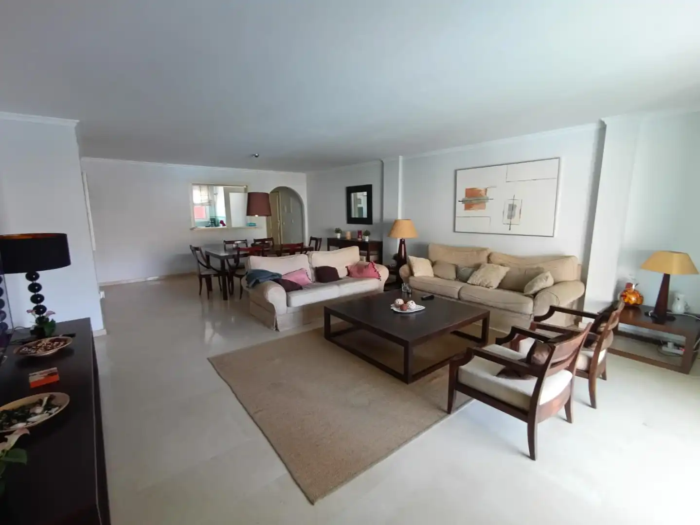 Wohnung zum Verkauf in Avenida de la Marina, Puerto de Sotogrande - La Marina Wohnzimmer von Wohnung zum Verkauf in Sotogrande mit Klimaanlage, Heizung und Privatgarten