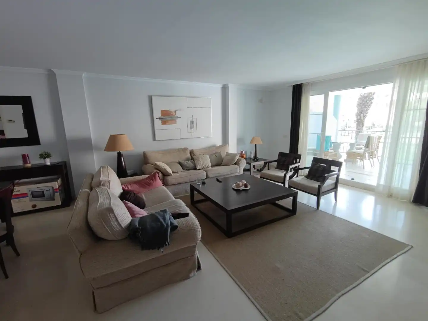 Wohnung zum Verkauf in Avenida de la Marina, Puerto de Sotogrande - La Marina Wohnzimmer von Wohnung zum Verkauf in Sotogrande mit Klimaanlage, Heizung und Privatgarten