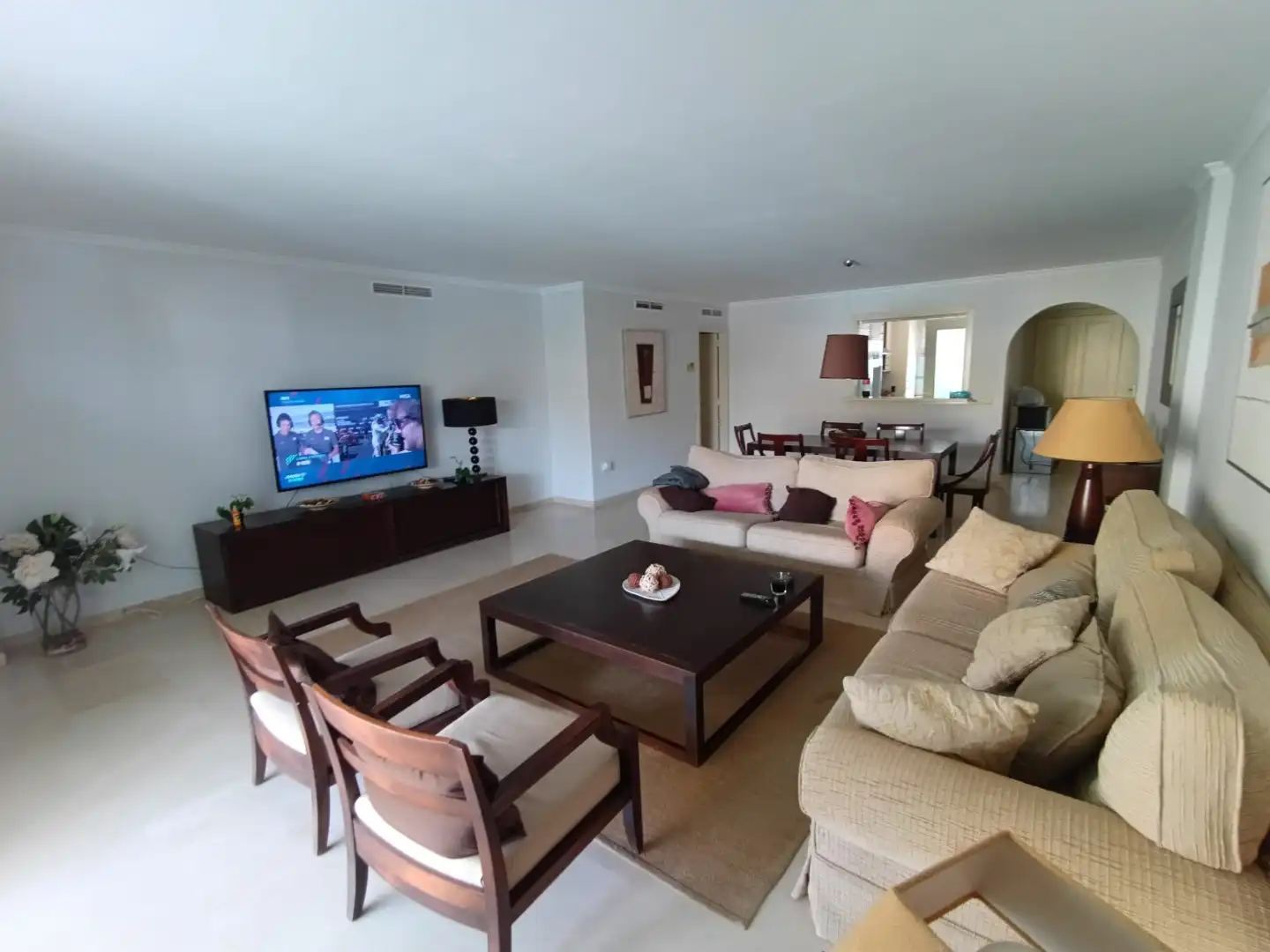 Wohnung zum Verkauf in Avenida de la Marina, Puerto de Sotogrande - La Marina Wohnzimmer von Wohnung zum Verkauf in Sotogrande mit Klimaanlage, Heizung und Privatgarten