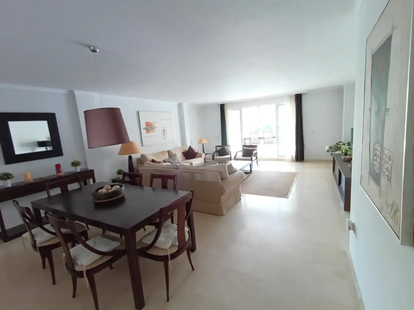 Wohnung zum Verkauf in Avenida de la Marina, Puerto de Sotogrande - La Marina Wohnzimmer von Wohnung zum Verkauf in Sotogrande mit Klimaanlage, Heizung und Privatgarten