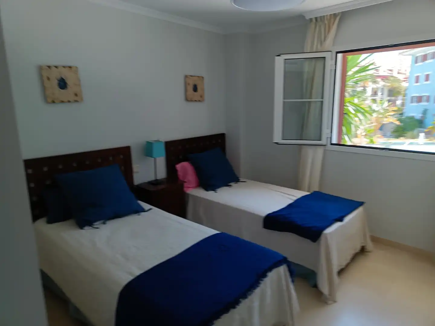 Wohnung zum Verkauf in Avenida de la Marina, Puerto de Sotogrande - La Marina Schlafzimmer von Wohnung zum Verkauf in Sotogrande mit Klimaanlage, Heizung und Privatgarten
