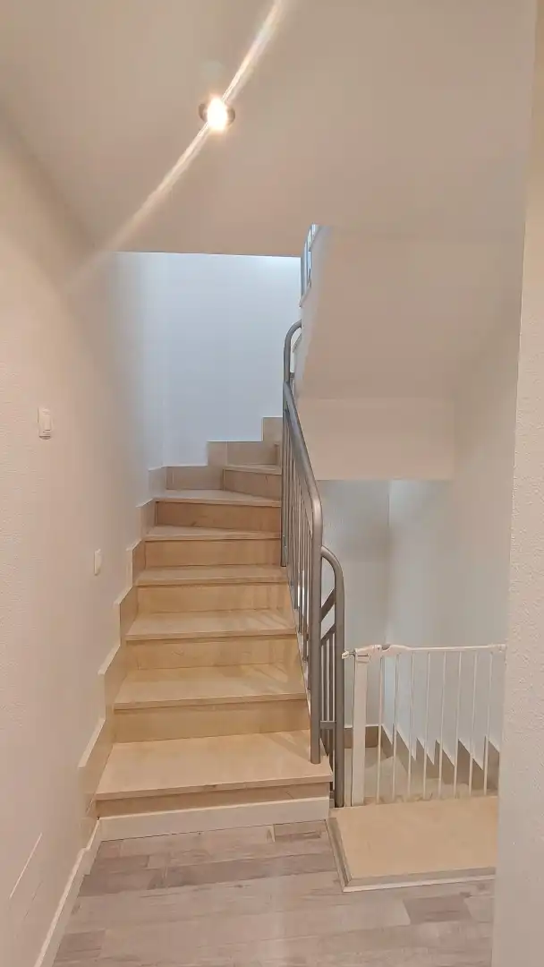 Maisonette zum Verkauf in Calle la Golondrina, 5, Villarejo de Salvanés Maisonette zum Verkauf in Villarejo de Salvanés mit Klimaanlage, Terrasse und Balkon