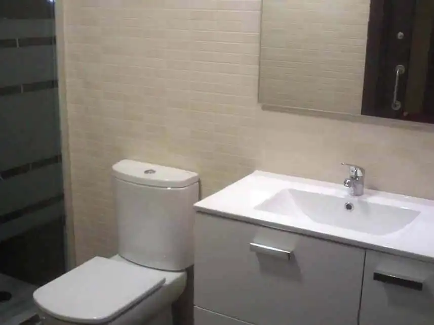 Flat for rent in Carrer de Sant Miquel, 10, Centre Bathroom of Flat for rent in Badalona with Air Conditioner and Balcony