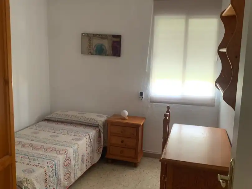 Wohnung zur Miete in Nucleo Bolsena, 8, Centro Schlafzimmer von Wohnung zur Miete in Montequinto mit Klimaanlage, Terrasse und Möbliert