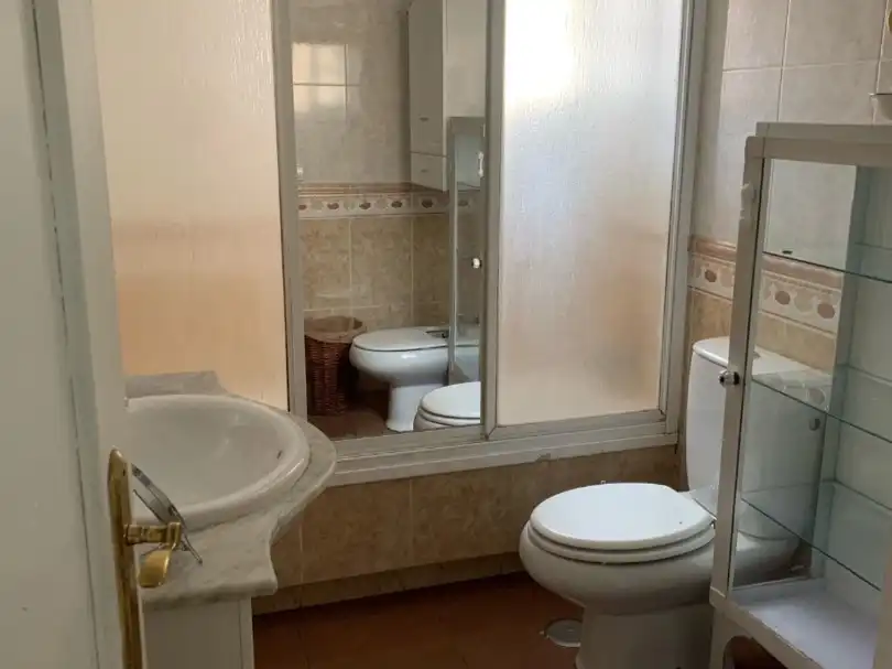 Wohnung zur Miete in Nucleo Bolsena, 8, Centro Badezimmer von Wohnung zur Miete in Montequinto mit Klimaanlage, Terrasse und Möbliert