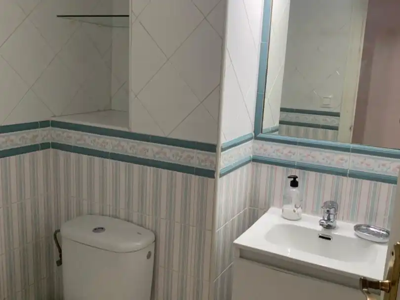 Wohnung zur Miete in Nucleo Bolsena, 8, Centro Badezimmer von Wohnung zur Miete in Montequinto mit Klimaanlage, Terrasse und Möbliert