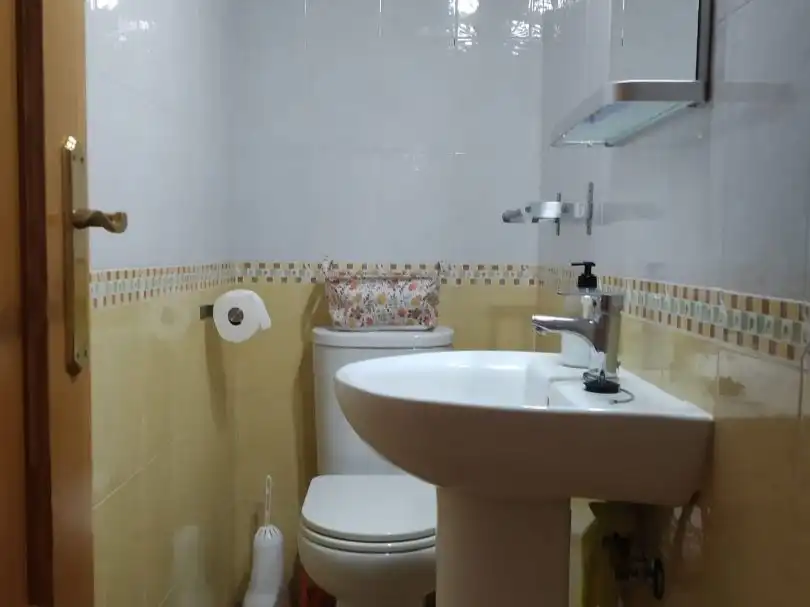Bany de Casa adosada de lloguer en Cortegana amb Aire condicionat, Calefacció i Moblat