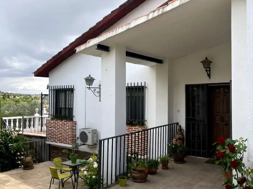 Piso en venta en Camino Alto de Toledo, 27, Olías del Rey Vista exterior de Piso en venta en Olías del Rey con Aire acondicionado, Calefacción y Jardín privado