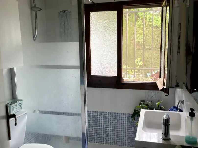 Piso en venta en Camino Alto de Toledo, 27, Olías del Rey Baño de Piso en venta en Olías del Rey con Aire acondicionado, Calefacción y Jardín privado